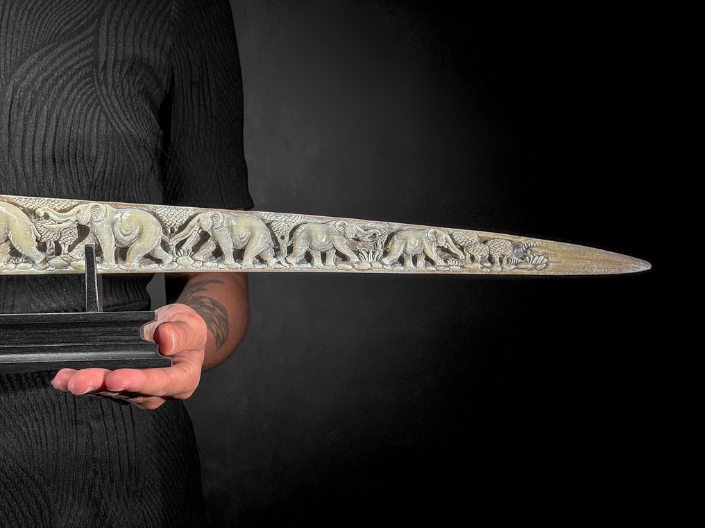 无底价 - 令人惊叹的大型雕刻剑鱼牙，带底座 - 象纹 架立式喙飾 - Xiphias Gladius - 13 cm - 86 cm - 6 cm- 非《瀕臨絕種野生動植物國際貿易公約》物種 #3.2