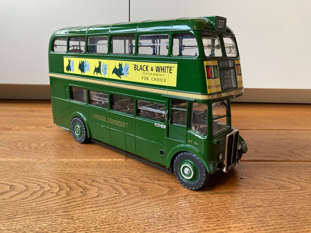 Sunstar 1:24 - Modelauto - AEC London Transport Bus RT36 - Sun Star 2922 | RT36 - FXT211 #1.0