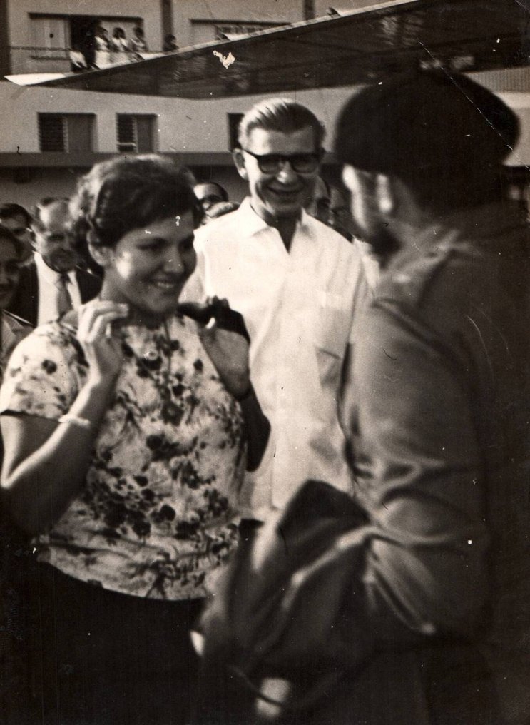 Alberto Korda (1928–2001) - Unseen Private Ernesto Che Guevara with Girl Fan Cuban Commander, 1959 #1.0