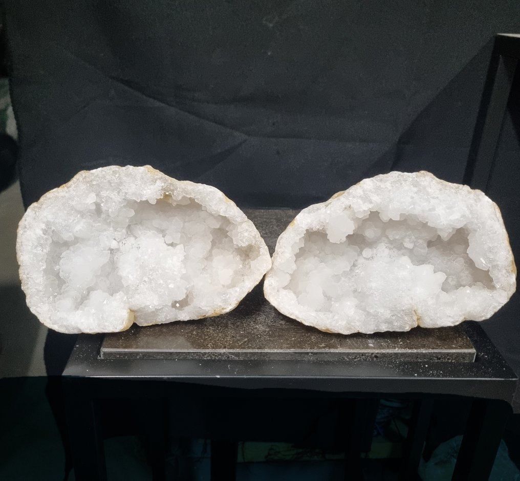 Quartz HQ Large rock crystal Geode - Height: 185 mm - Width: 135 mm- 2452 g #1.0