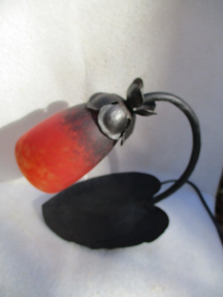 Attribué à Schneider. - 燈 - 新艺术运动。陶瓷玻璃，大理石。签名于1910年的铁艺脚。 #2.1