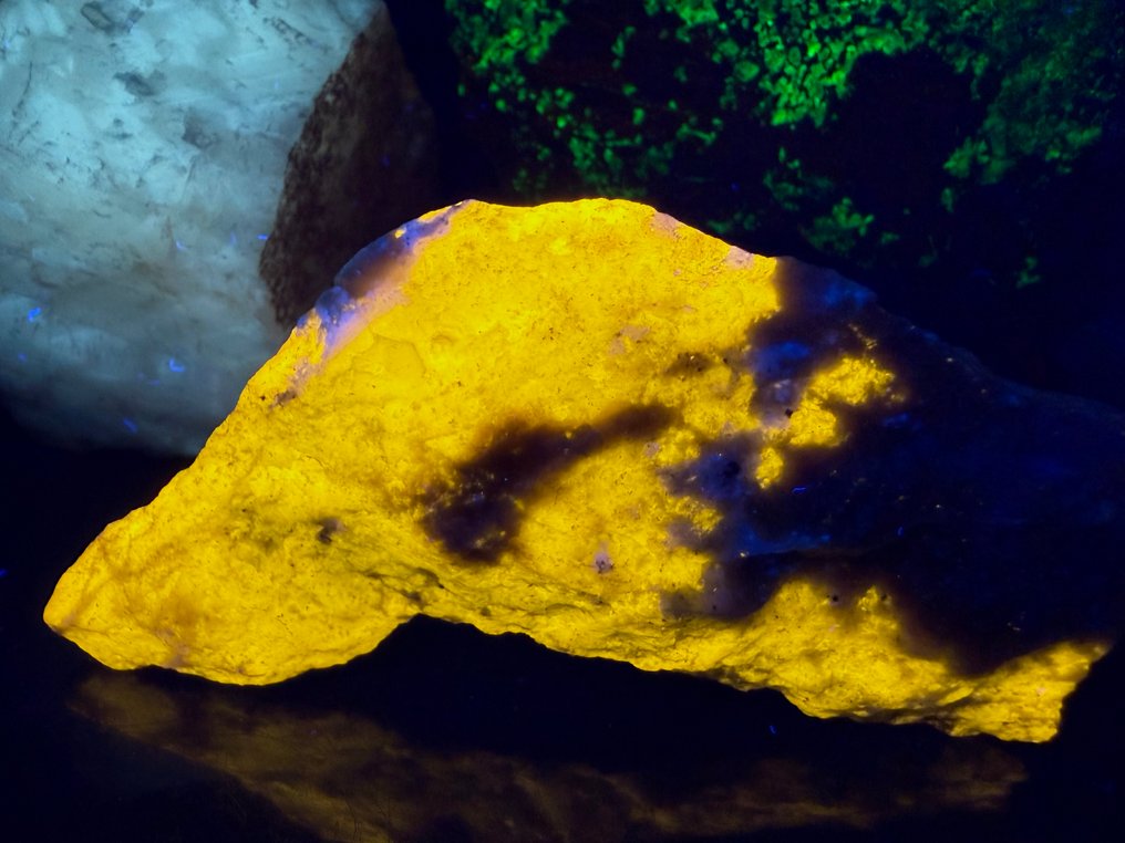 Colecție uimitoare de minerale fluorescente cu ultraviolete de lungă undă, extrem de luminoase. Fluorescent- 1071 g - (5) #1.0