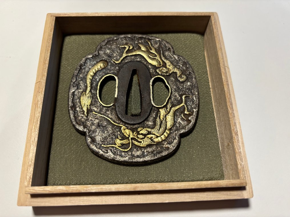 Tsuba Samurai 潜水沙龙铜镶嵌刀鞘配件，适用于武士刀，带盒 - 鐵（鑄／鍛）, 金色 - 日本 #1.0