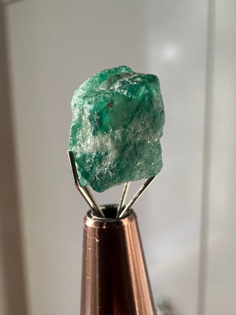 祖母绿 未切割的。8.35 克拉顶级绿色巨大祖母绿水晶。百分百特别之作! - 高度: 10 mm - 宽度: 8 mm- 1.67 g #2.1