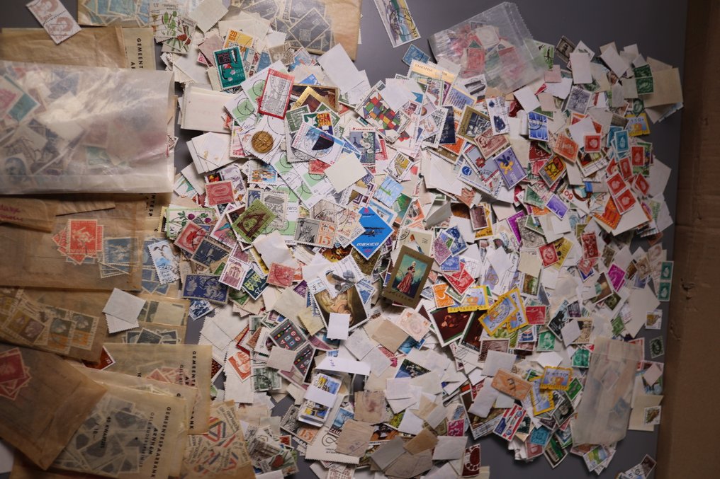 世界 1900/2005 - 大约有20到25千枚邮票的批次，装在盒子里。 #4.3