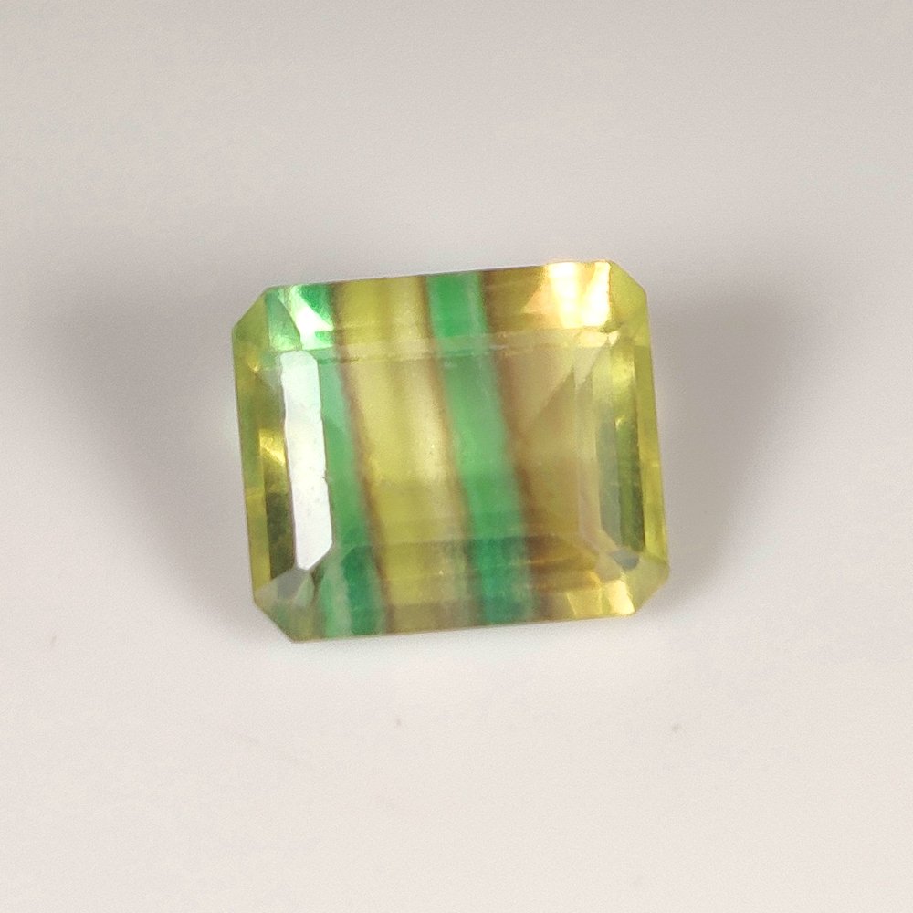 No reserve price - 1 pcs  Multicolour Fluorite  - 7.50 ct - International Colored Gemstone Association (ICA GemLab) #3.2