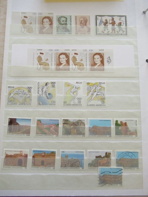 Europe - Malta and Greece, collection with a majority of new, hinge-less pieces. #1.0