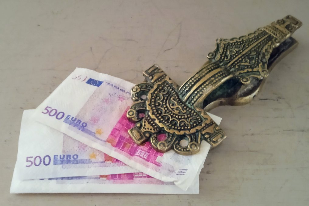 Max Le Verrier (1891-1973) - 浮雕, Pince à Courrier Fibule Mérovingienne Réf : 221 - 14.5 cm - 铜绿青铜 #2.1