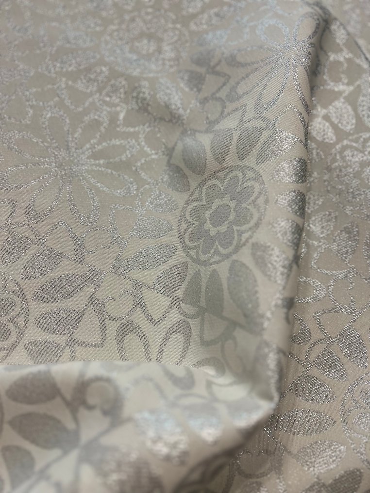 Fantastisk juleduk for store bordsettinger. Sølvfarget blomsterdekor. - Duk - 240 cm - 140 cm #2.1