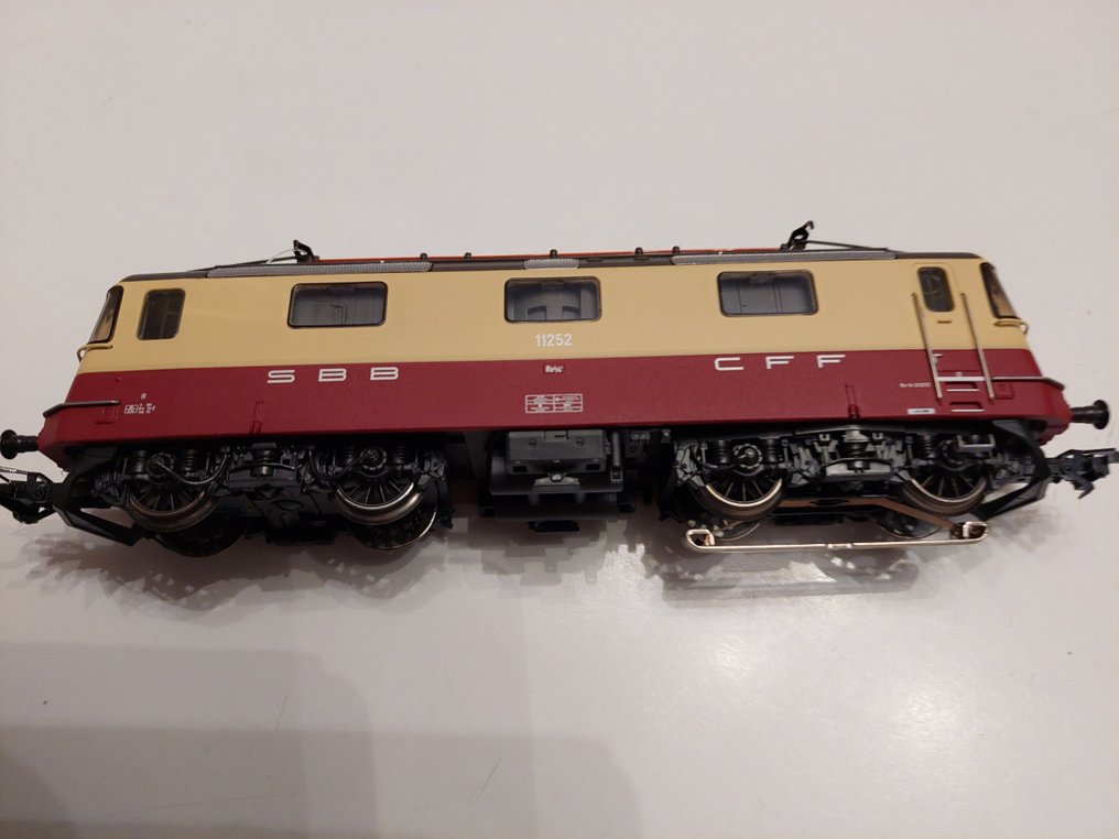 Märklin H0 - 37349 - Tren a escala (1) - Re 4/4 II con su completo - SBB-CFF #1.0