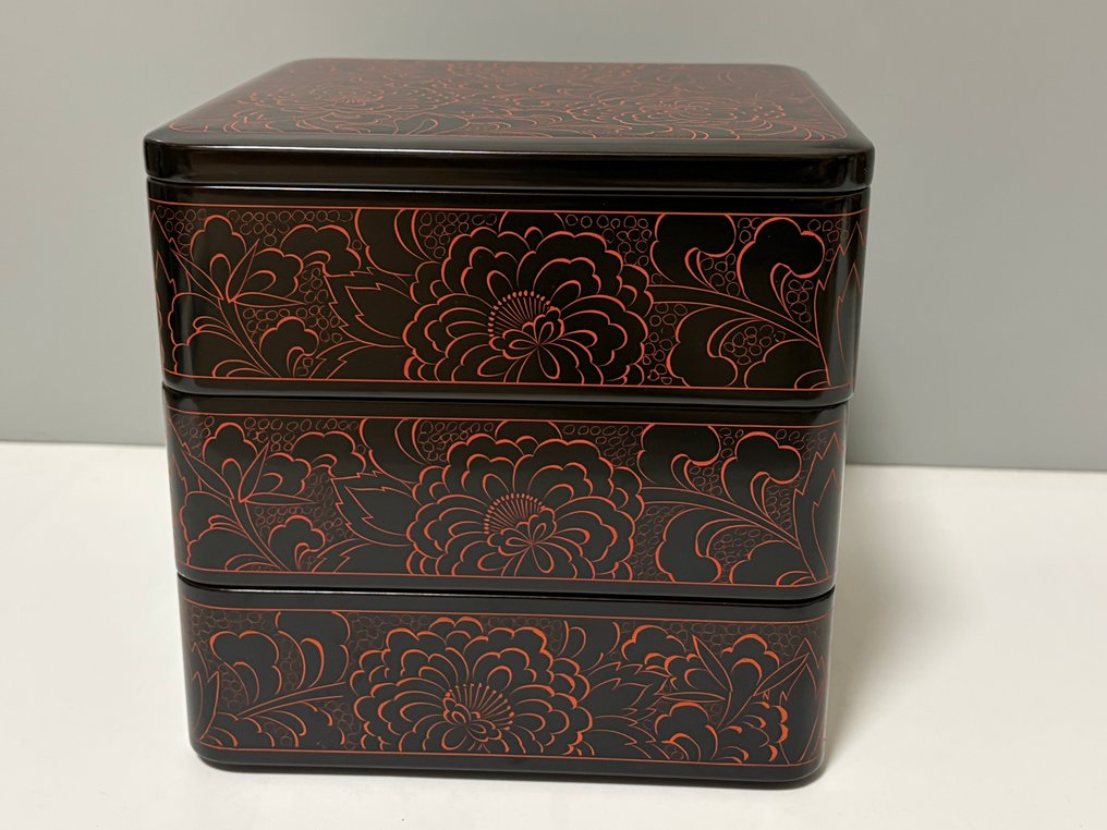 Wajimanuri輪島塗Wajima lacquerware - 盒子 - 精致的三层木制 Jubako，盖子和四周雕刻牡丹。 - 木 - 花/牡丹/Jubako #4.3