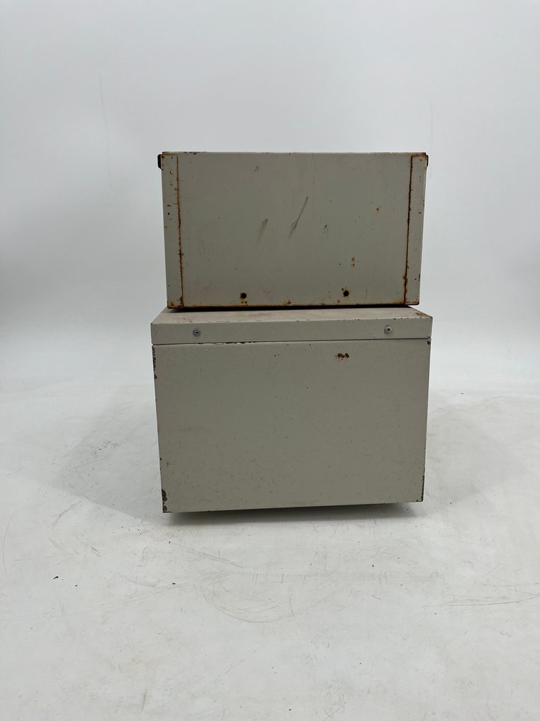 Lips - 板凳 (2) - Lips 银行保险箱 - 钢 #4.3