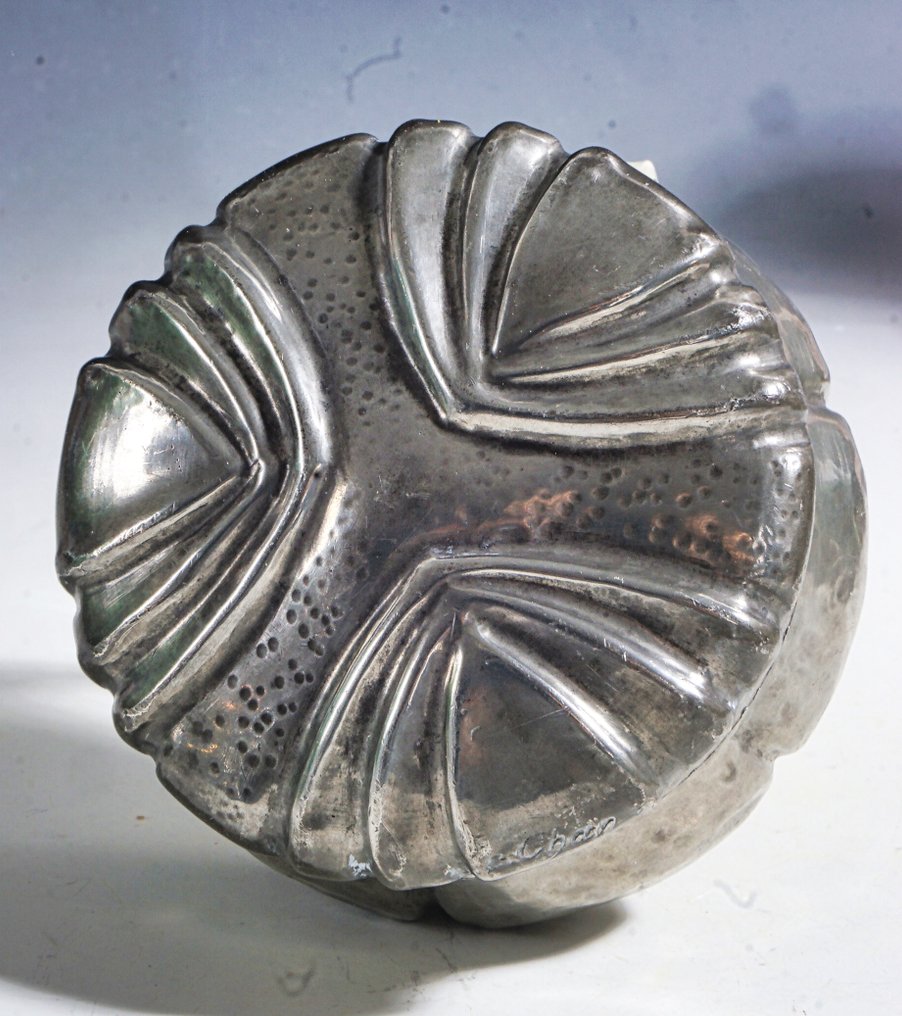 A.E. Chanal (Alice Holbach & Eugène Chanal) - Box - Handcrafted sculptural Art Nouveau snuff box, circa 1905–1915 • France • signed - Tin #2.1