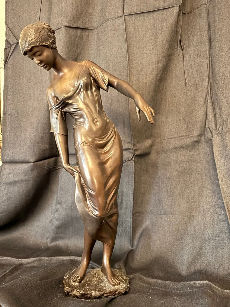 Erwin A. Schinzel (1919-2018) - Γλυπτό, Mädchen mit Kleid - 51 cm - Πατιναρισμένος μπρούτζος - 1988 #1.0