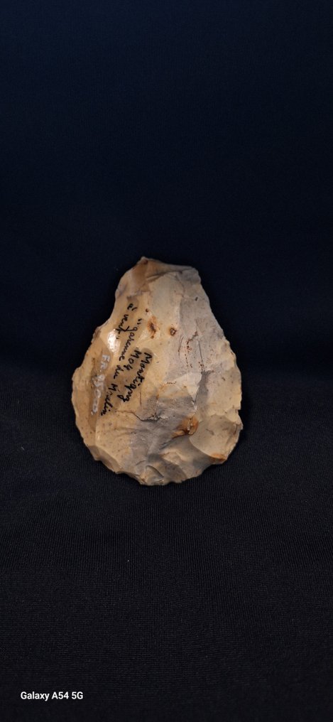 Παλαιολιθική Πυρόλιθος δίπλευρο εργαλείο από πολύχρωμο πυρίτη, Γαλλία, Παρίσι, Μουστεριανό, ιδιωτική συλλογή, αρχαιολογία. - 75 mm  (χωρίς τιμή ασφαλείας) #1.0