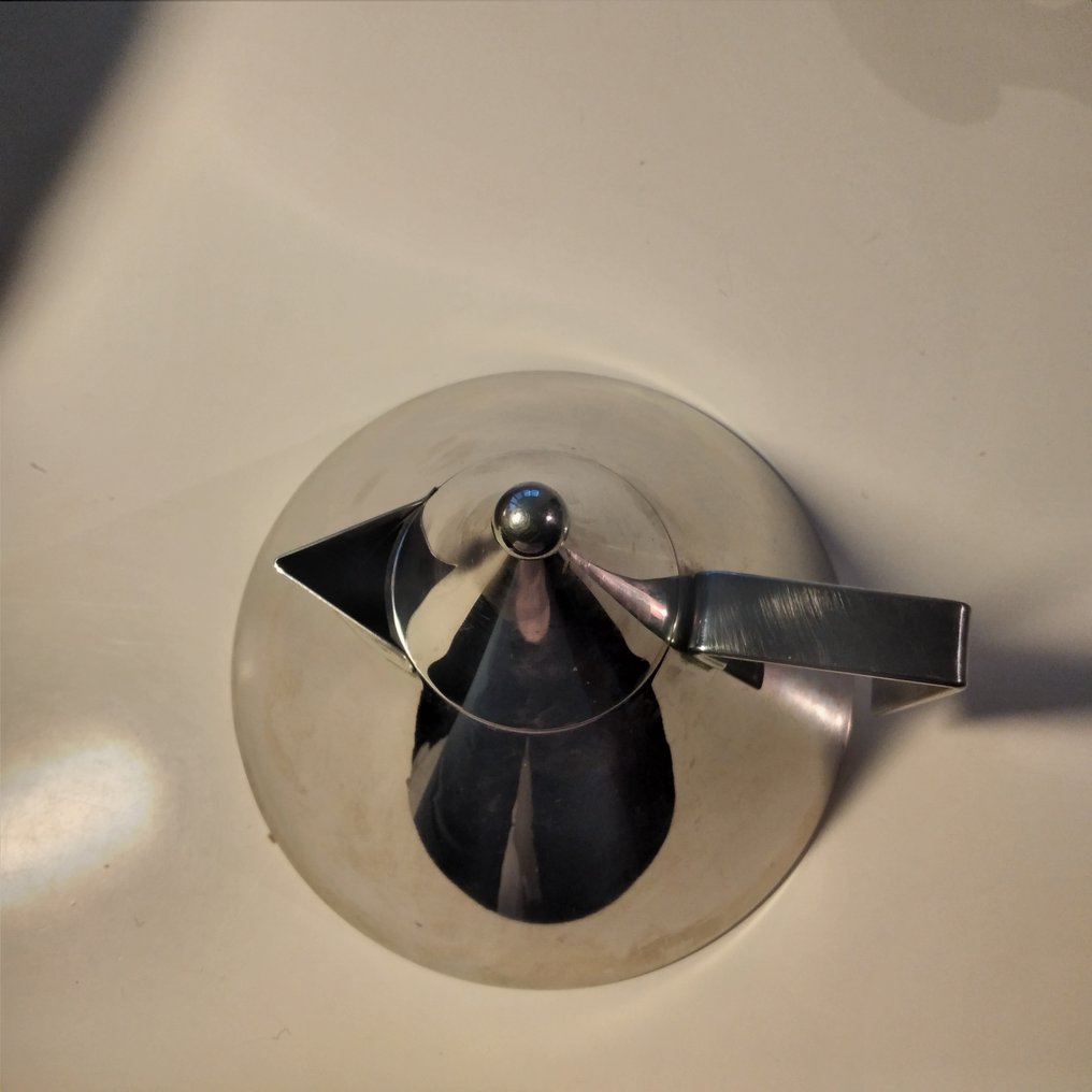 Alessi - Bouilloire - Le modèle 'IL CONICO' est la bouilloire d'inspiration architecturale créée par le designer Aldo - Acier #4.3