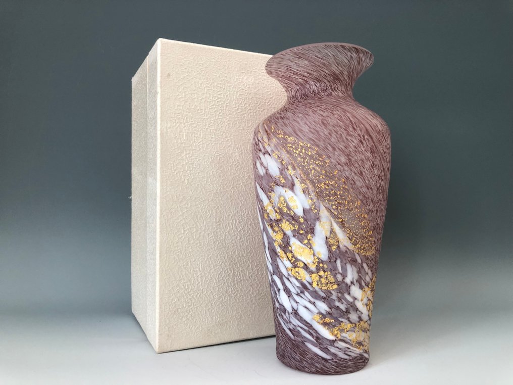 Ένα όμορφο ιαπωνικό γυάλινο βάζο λουλουδιών τέχνης από τον διακεκριμένο γυαλίστα καλλιτέχνη - Γυαλί - Ιαπωνία - Shōwa period (1926-1989) #1.0