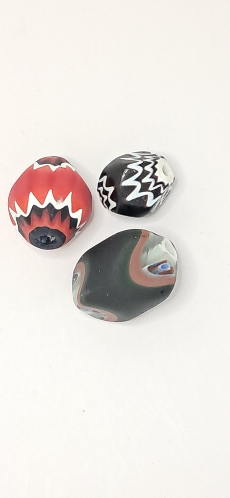 Perle rosetta, viisi-kohouksinen, punainen, musta, vihreä. (Ei pohjahintaa) #1.0