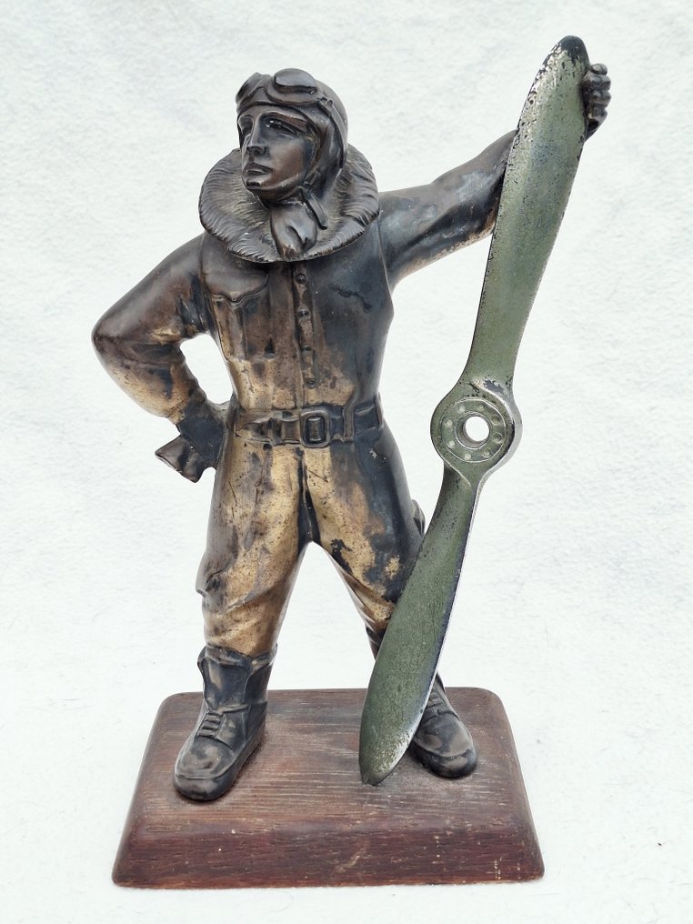 Statuetta - Metallo, Immagine di un pilota della Royal Air Force con un'elica di un aereo in mano. #1.0