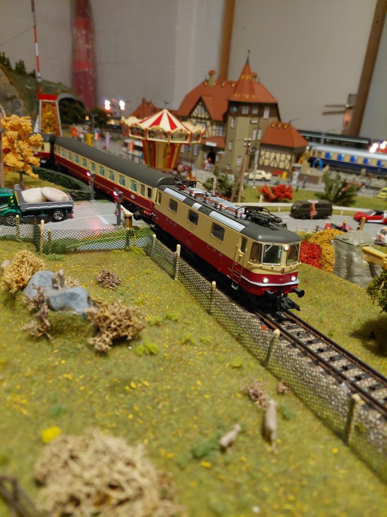 Märklin H0 - 37349 - Tren a escala (1) - Re 4/4 II con su completo - SBB-CFF #1.0