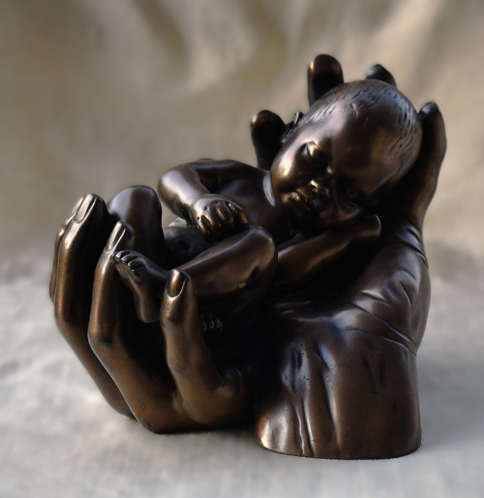 Oliver Tupton - 雕塑, "In Loving Hands" - 13 cm - Cold cast bronze #1.0