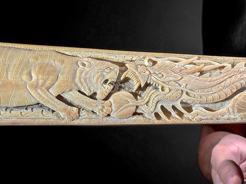 无底价 - 大号风化剑鱼獠牙，配底座 - 龙虎图案 喙 - Xiphias Gladius - 14 cm - 82 cm - 6 cm- 非《瀕臨絕種野生動植物國際貿易公約》物種 #4.3