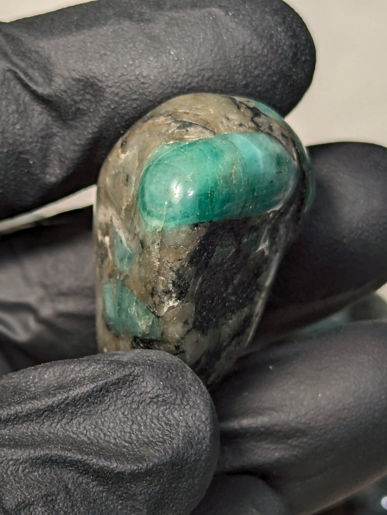 0,517 kg - Polerede sten, stort parti af store naturlige røgede smaragd i matrix fra Brasilien Tumlet - Højde: 45 mm - Bredde: 30 mm- 517 g - (18) #2.1