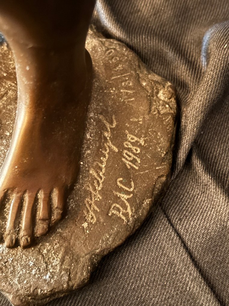 Erwin A. Schinzel (1919-2018) - Γλυπτό, Mädchen mit Kleid - 51 cm - Πατιναρισμένος μπρούτζος - 1988 #3.2