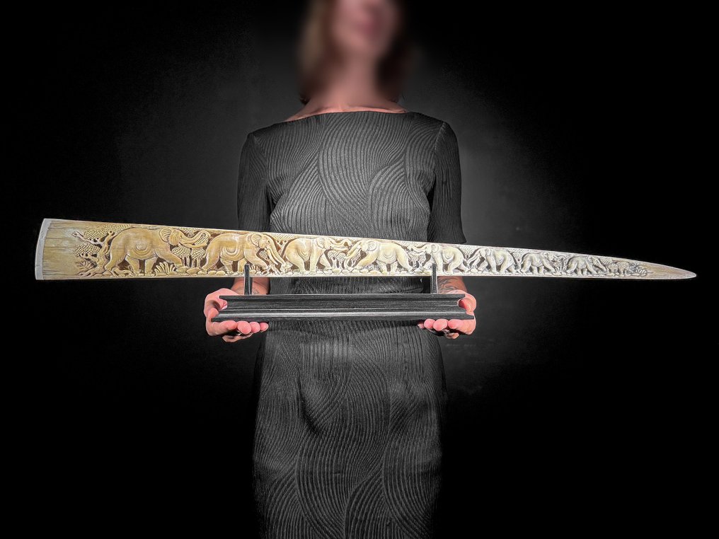 无底价 - 令人惊叹的大型雕刻剑鱼牙，带底座 - 象纹 架立式喙飾 - Xiphias Gladius - 13 cm - 86 cm - 6 cm- 非《瀕臨絕種野生動植物國際貿易公約》物種 #1.0