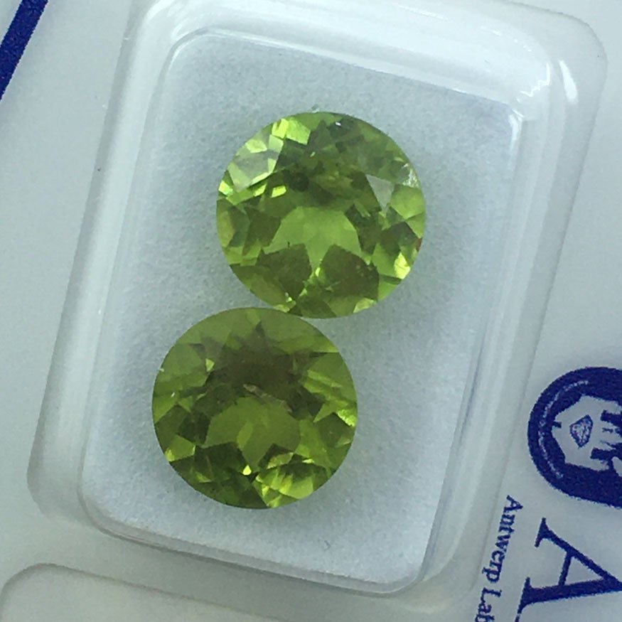 χωρίς τιμή ασφαλείας - 2 pcs  Πράσινο Περίδοτο  - 5.60 ct - Antwerp Laboratory for Gemstone Testing (ALGT) - 8mm στρογγυστό κοπή περλίτης #2.1
