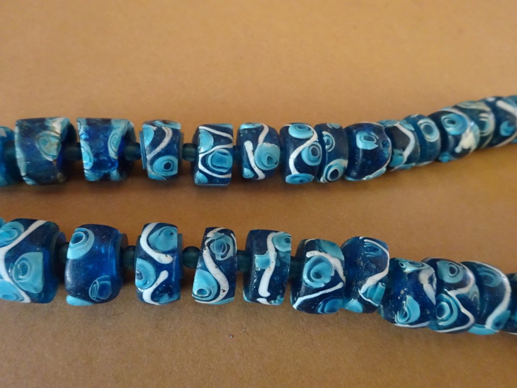 46 db Murano lapos szemgyöngyökből álló nyaklánc, körülbelül 1920-as évekből, Ghánából. #3.2