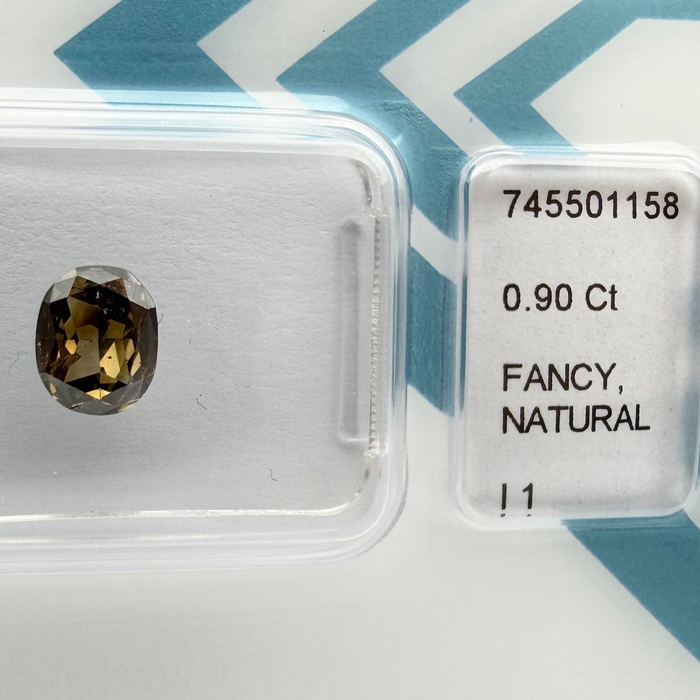 χωρίς τιμή ασφαλείας - 1 pcs Διαμάντι  (Φυσικού χρώματος)  - 0.90 ct - Οβάλ - Fancy deep Πρασινωπό, Καφέ Κίτρινο - I1 - International Gemological Institute (IGI) #1.0