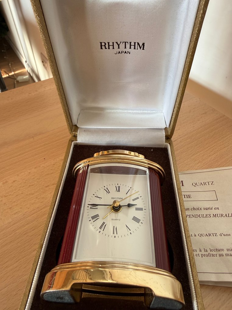 Ορολόγιο τραπεζιού – Μοντέλο 4RO933 – Έτος 1988 - Rhytm Japan - Λεπτομέρειες σε χρυσό μεταλλικό, πλαϊνές στήλες σε χρώμα μπορντό, λευκό καντράν με μαύρους ρωμαϊκούς - 1980-1990 #2.1