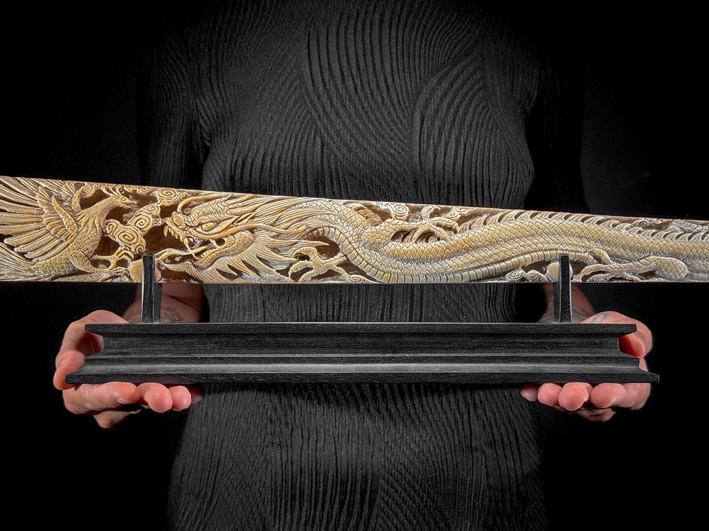 ΧΩΡΙΣ ΕΥΡΩ-ΑΞΙΑ Προσεκτικά σκαλισμένο, παλιωμένο ρύγχος ξιφία - Μοτίβο Δράκου και Φοίνικα - Ρύγχος - Xiphias Gladius - 13 cm - 84 cm - 6 cm- Είδη που δεν ανήκουν στο CITES #2.1