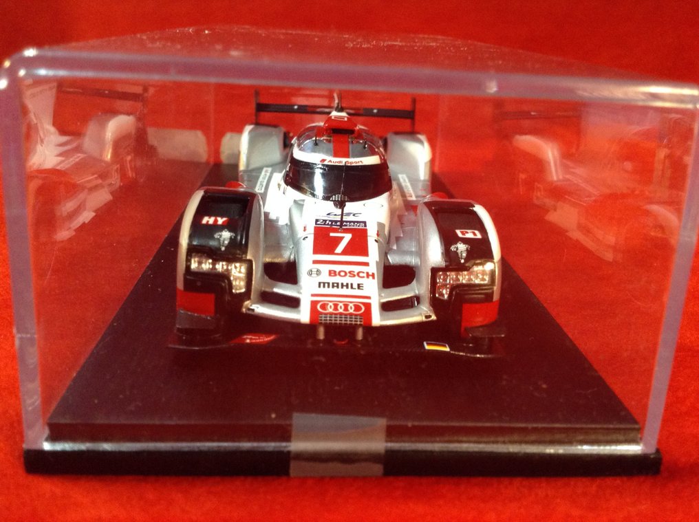 Spark 1:43 - Modellino di auto da corsa - Audi R18 e-Tron Quattro LMP1 Audi Team Joest 3° Le Mans 2015 #7 Lotterer/Fässler/Letuyer - very good quality - rare today #3.2