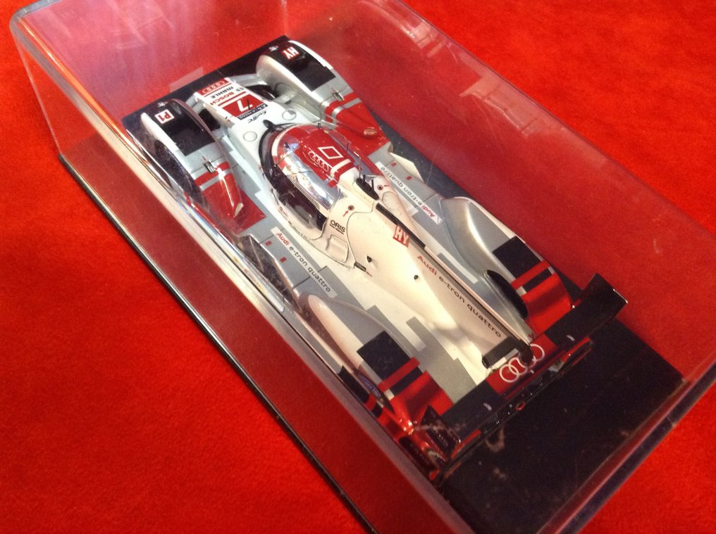 Spark 1:43 - Modellino di auto da corsa - Audi R18 e-Tron Quattro LMP1 Audi Team Joest 3° Le Mans 2015 #7 Lotterer/Fässler/Letuyer - very good quality - rare today #1.0