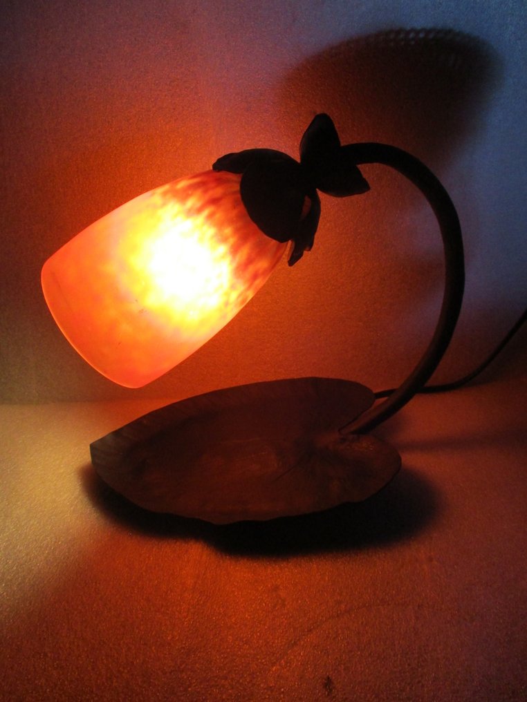 Attribué à Schneider. - 燈 - 新艺术运动。陶瓷玻璃，大理石。签名于1910年的铁艺脚。 #1.0