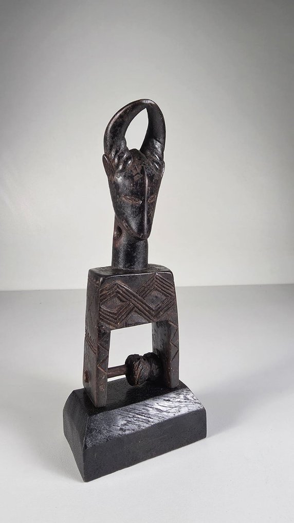 Puinen kudontatyöhön tarkoitettu pyörä. - Gouru - Norsunluurannikko  (Ei pohjahintaa) #2.1