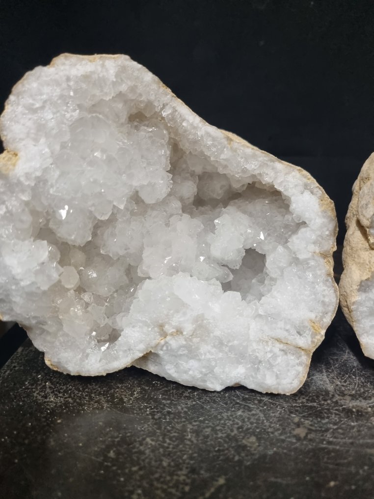 Quartz HQ Large rock crystal Geode - Height: 180 mm - Width: 140 mm- 3380 g #1.0