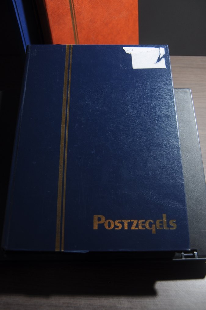 世界  - 整理批次，包含多个国家，在一堆库存簿中（247 张照片）。 #1.0