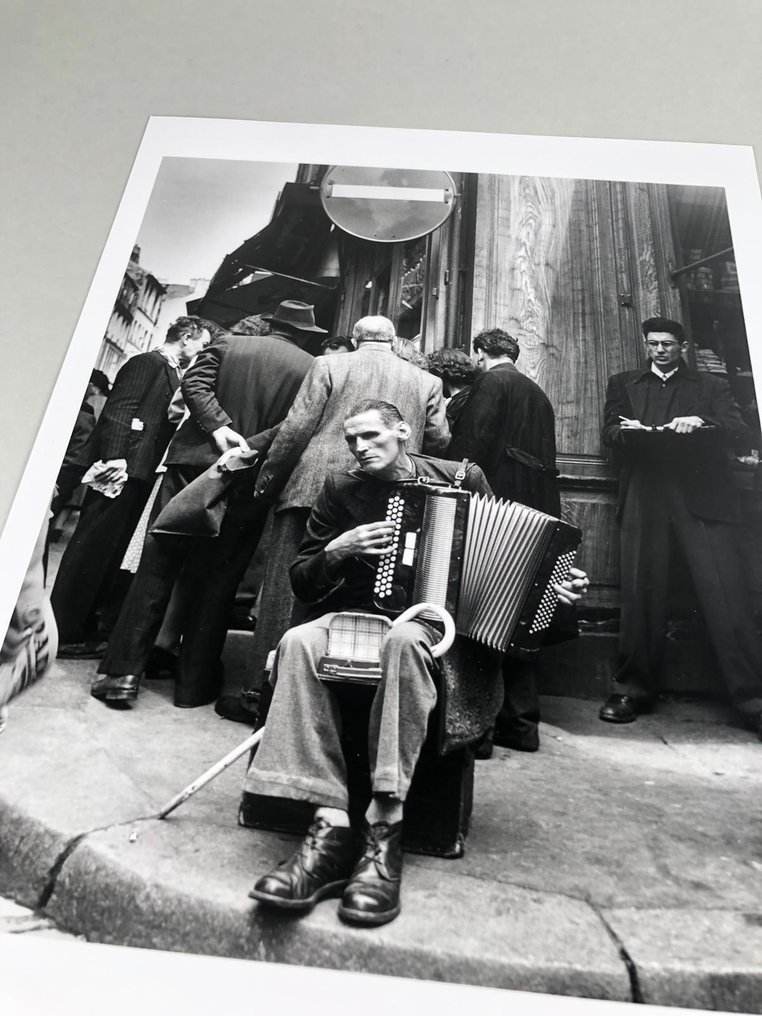 Robert Doisneau (1912–1994) - L'accordéniste de Mouffetard #1.0