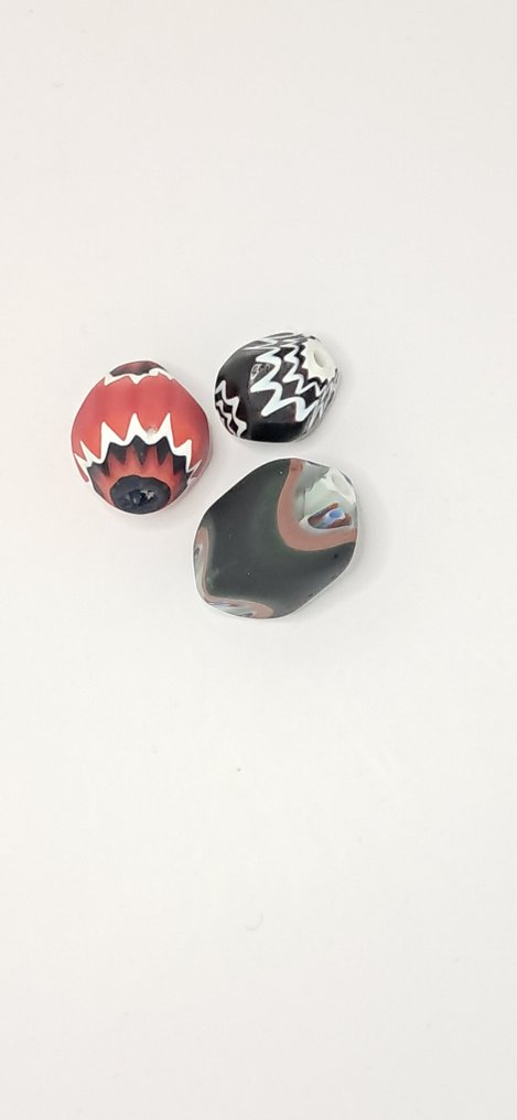 Perle rosetta, viisi-kohouksinen, punainen, musta, vihreä. (Ei pohjahintaa) #2.1