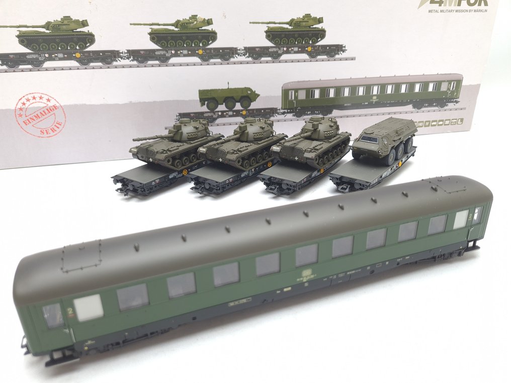 Märklin H0 - 47951 - Conjunto de vagones de tren de mercancías a escala (1) - Conjunto de 4 carros militares con vehículos de pasajeros. - DB #1.0