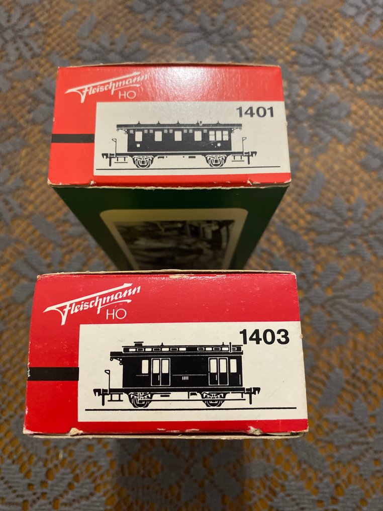 Fleischmann H0 - 1401, 1403 - Model train (2) - Two Fleischmann HO passenger wagons in original boxes. Boxes marked 1401 and 1403. Condition: good. #1.0