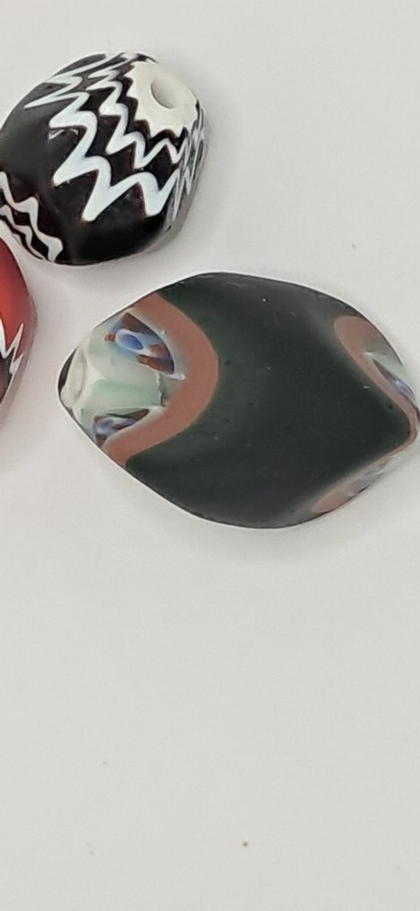 Perle rosetta, viisi-kohouksinen, punainen, musta, vihreä. (Ei pohjahintaa) #3.2