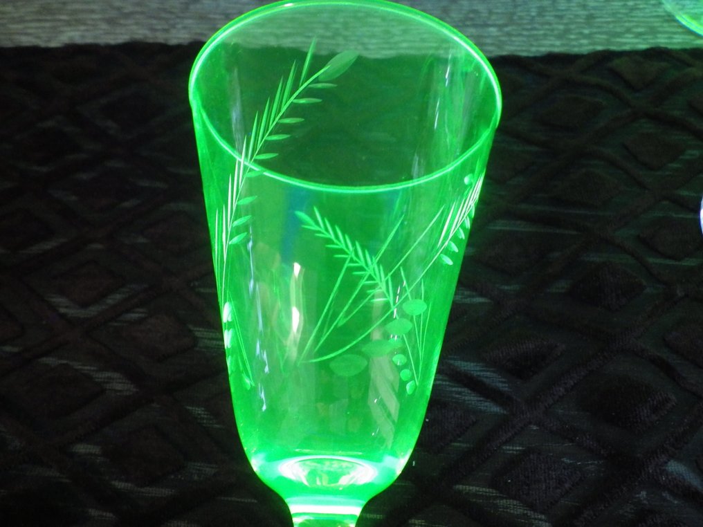 Ποτήρι κρασιού (12) - Γυαλί ουρανίου - Αρ Νουβό - Uranium #4.3