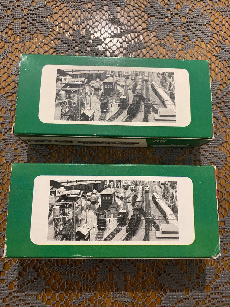 Fleischmann H0 - 1401, 1403 - Model train (2) - Two Fleischmann HO passenger wagons in original boxes. Boxes marked 1401 and 1403. Condition: good. #2.1