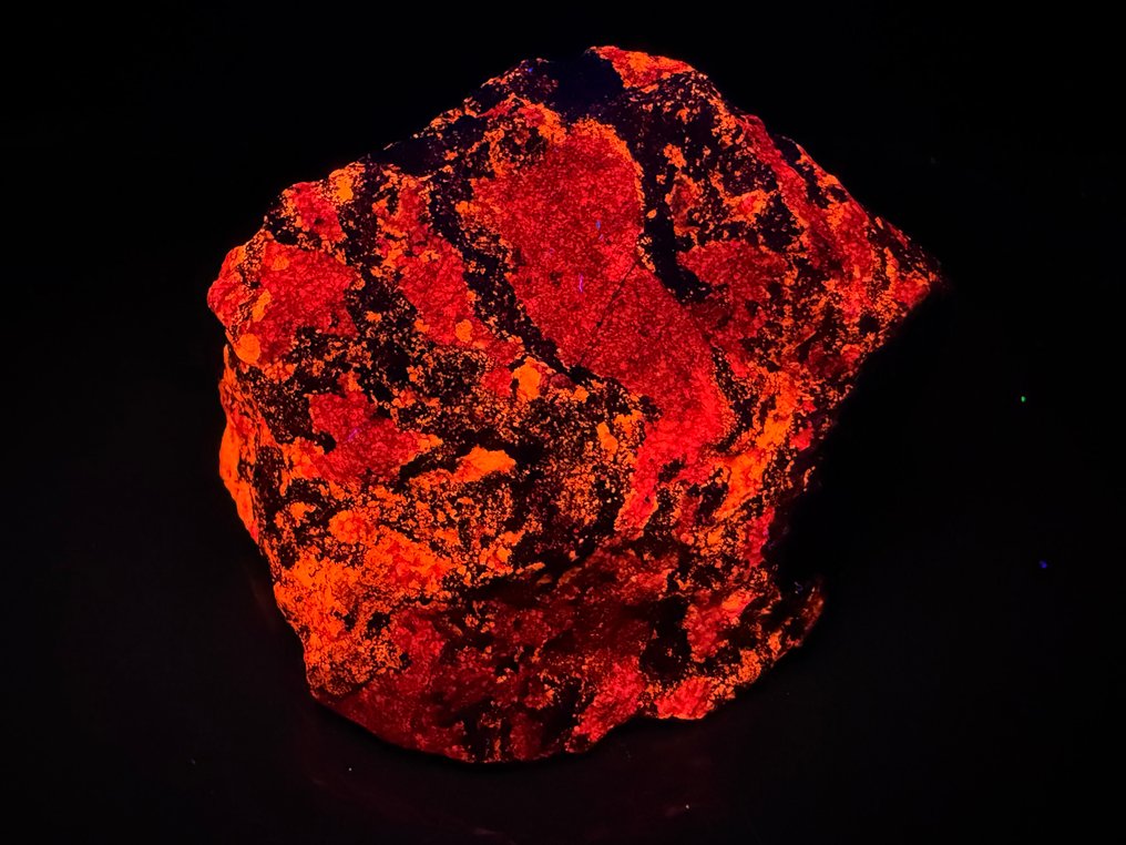 Absolute stunning patterns of bright dolomite and calcite with magnetite. Fluorescent - Height: 8 cm - Width: 5.5 cm- 285 g #1.0