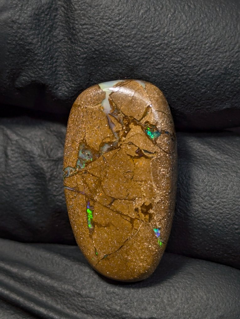 19,03 καρατίων - Φυσικός πολύτιμος όπαλος από Queensland, με παιχνίδι χρωμάτων. Στιλβωμένος - Ύψος: 23 mm - Πλάτος: 22 mm- 3.81 g - (1) #1.0