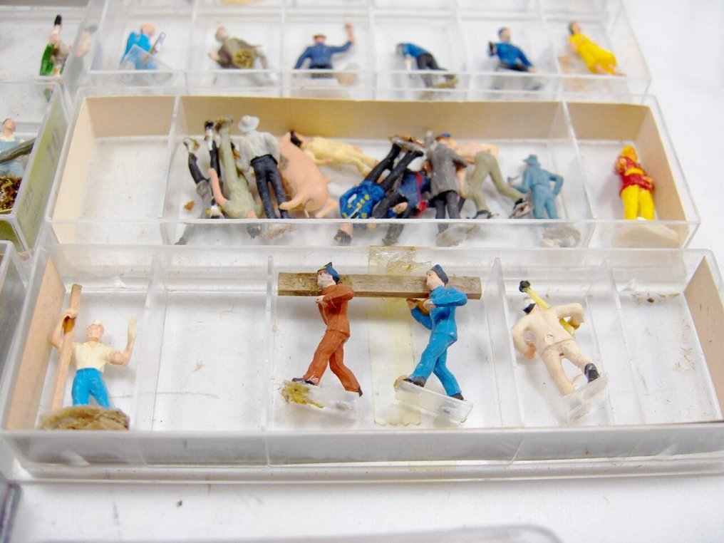 Preiser, e.a. H0 - 13 10 31 4020 69 44 243 34 4022 e.a. - Modelltog landskap (11) - Groot kavel landskapsfigur. #4.3